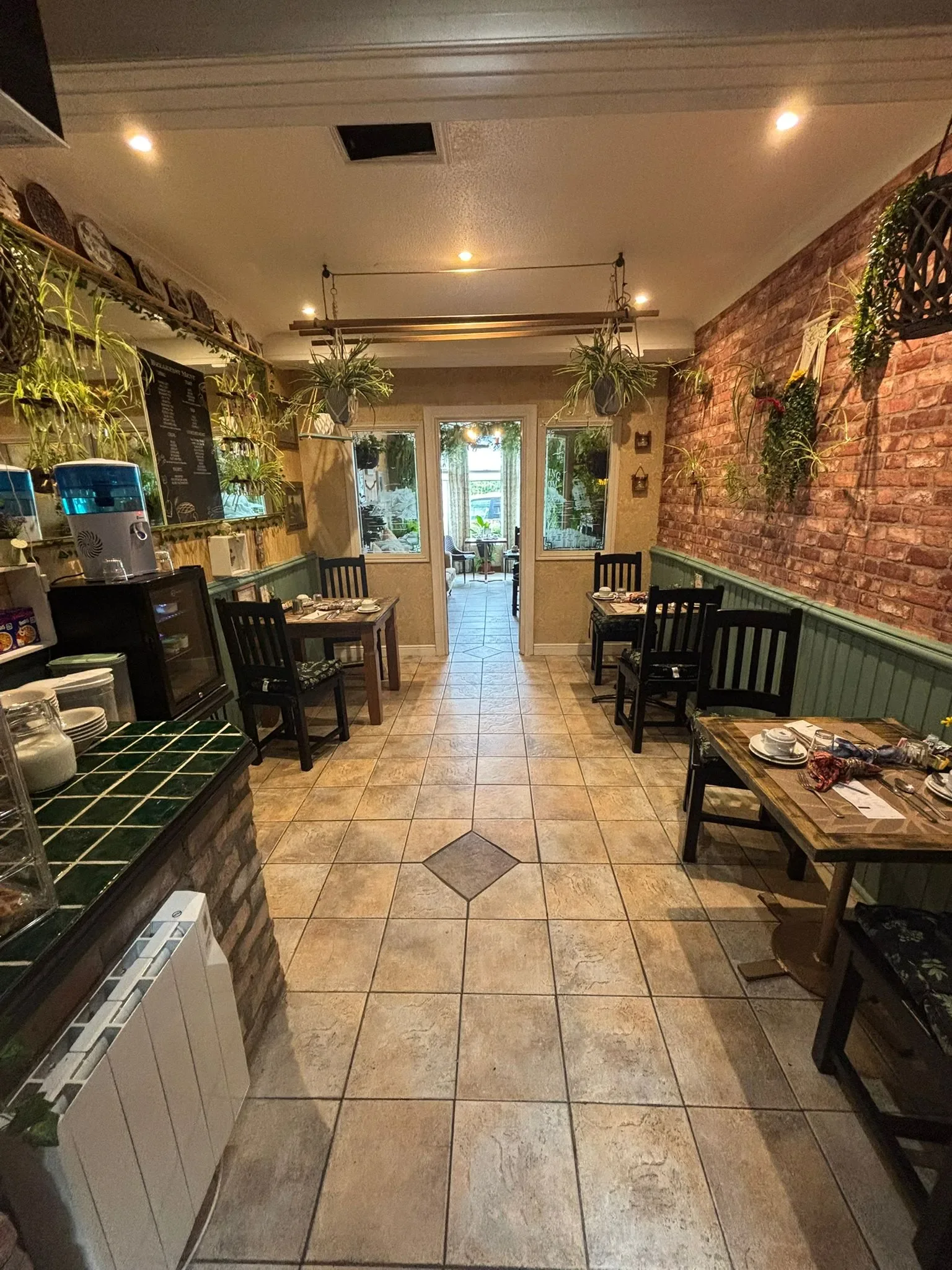 Breakfast room at Avarest House
